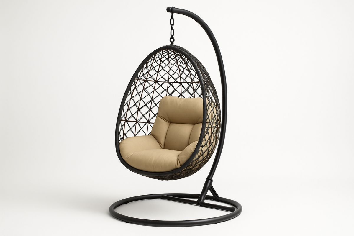 Hängesessel in Ei-Form aus Stahl mit beigem Kissen