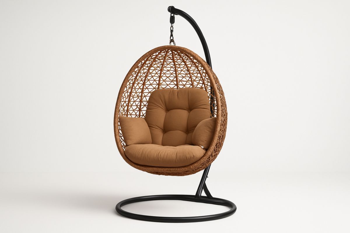 Hängesessel aus Polyrattan mit Stahlgestell und braunem Sitzkissen