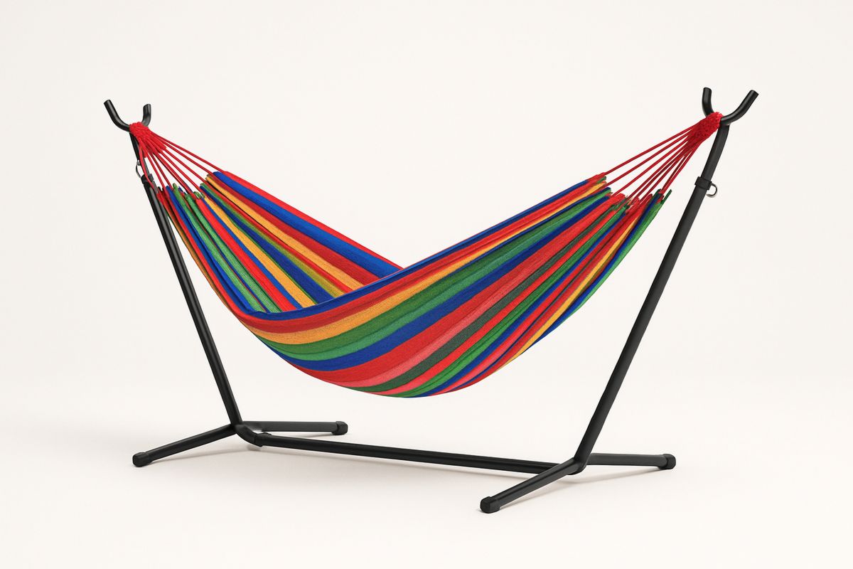 Hängematte mit farbenfrohem Baumwollstoff und Stahlgestell