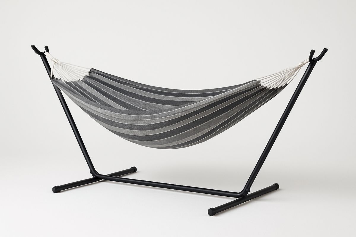 Hängematte mit Metallgestell und Polyester-Stoff, schwarz/grau gestreift