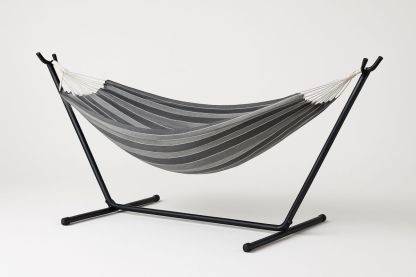 Hängematte mit Metallgestell und Polyester-Stoff, schwarz/grau gestreift