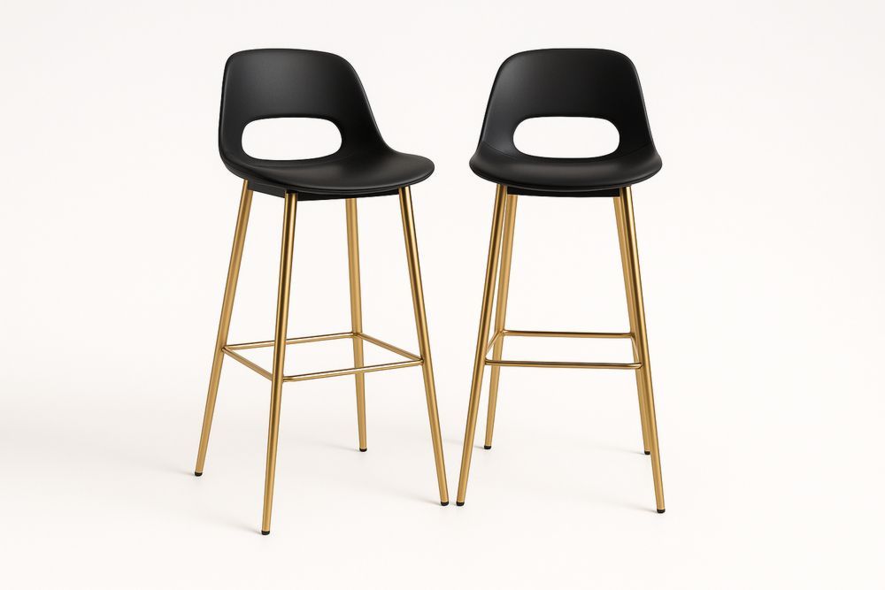 Zwei schwarze Barhocker mit Rückenlehne und goldenen Metallbeinen