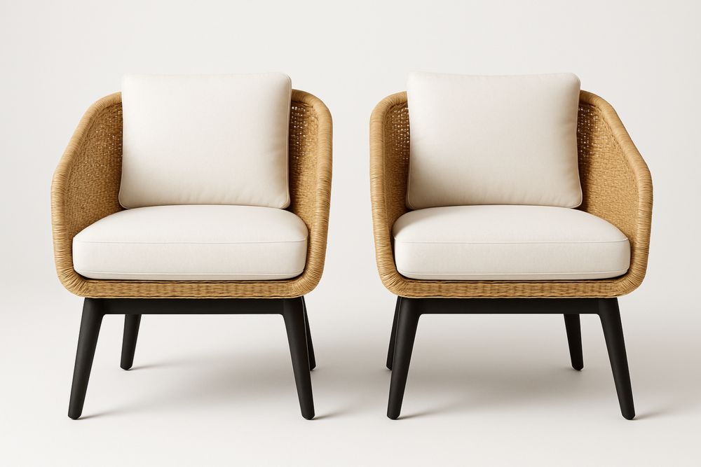 Set aus zwei Sesseln mit Holzbeinen und Rattanbezug in Natur und Beige