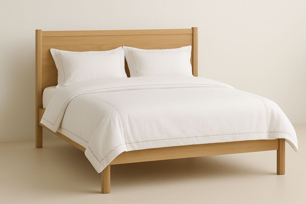 Holzbett mit Eichenkopfteil und weißer Bettwäsche 200x160 cm
