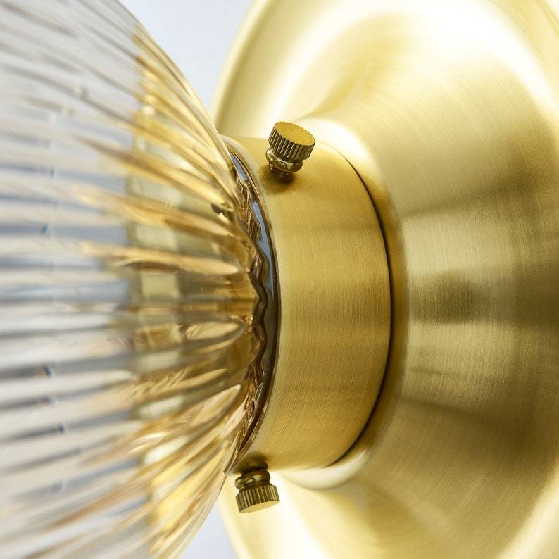 Applique murale dorée, abat-jour en verre, style médiéval