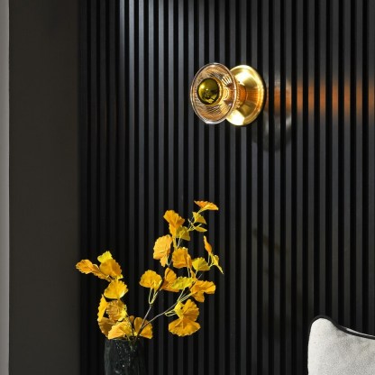 Applique murale dorée, abat-jour en verre, style médiéval