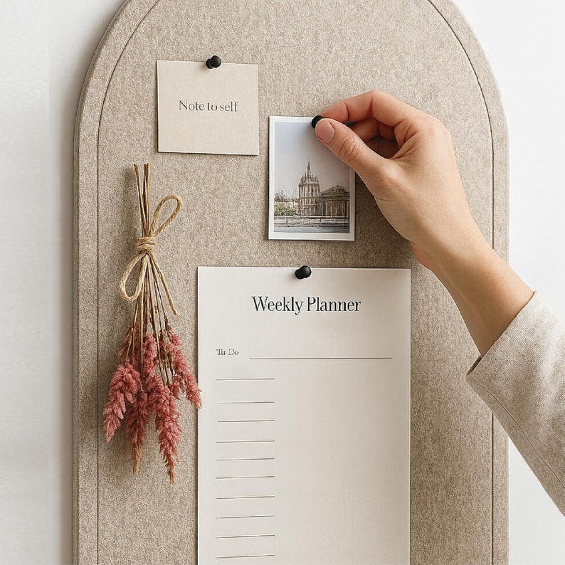 Tableau de messages en feutrine beige forme arquée pliable