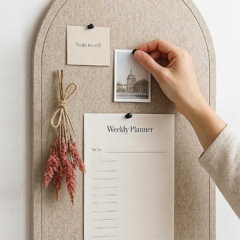 Tableau de messages en feutrine beige forme arquée pliable