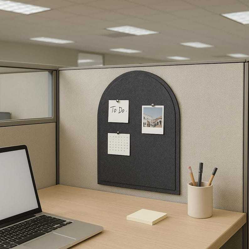 Tableau de messages en feutrine beige forme arquée pliable