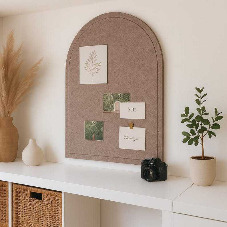 Tableau de messages en feutrine beige forme arquée pliable
