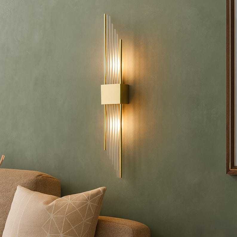Applique murale LED dorée style Art déco, luminaire vertical moderne
