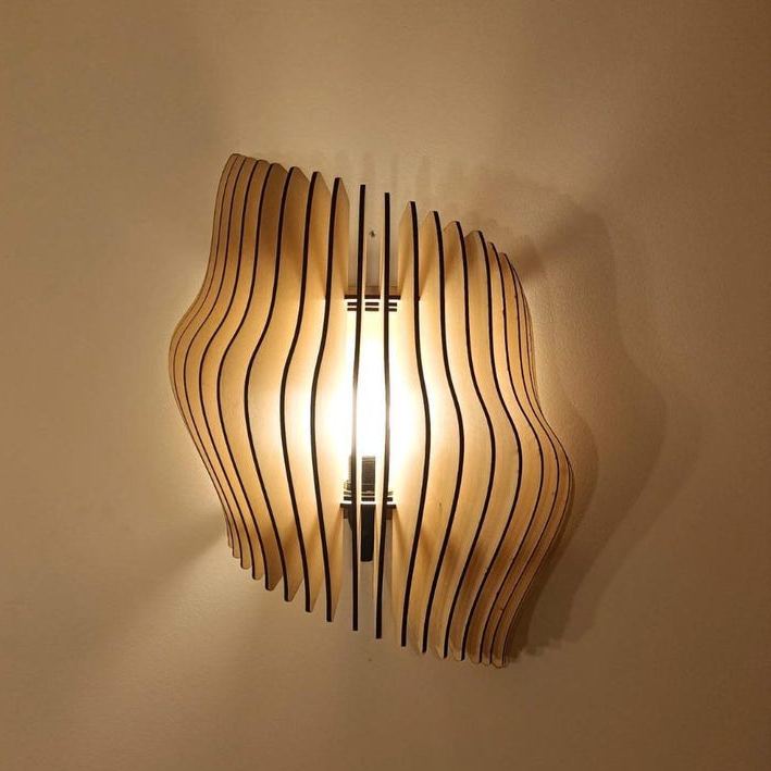 Applique murale asymétrique ajourée en bois, éclairage élégant