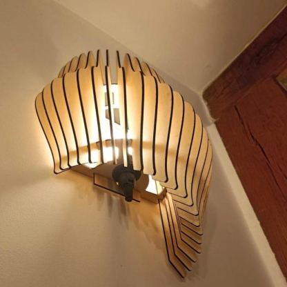 Applique murale asymétrique ajourée en bois, éclairage élégant