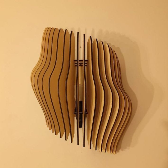 Applique murale asymétrique ajourée en bois, éclairage élégant