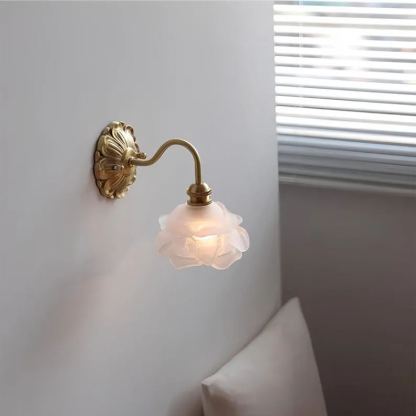 Applique murale fleur en verre blanc et laiton antique, verre blanc laiteux
