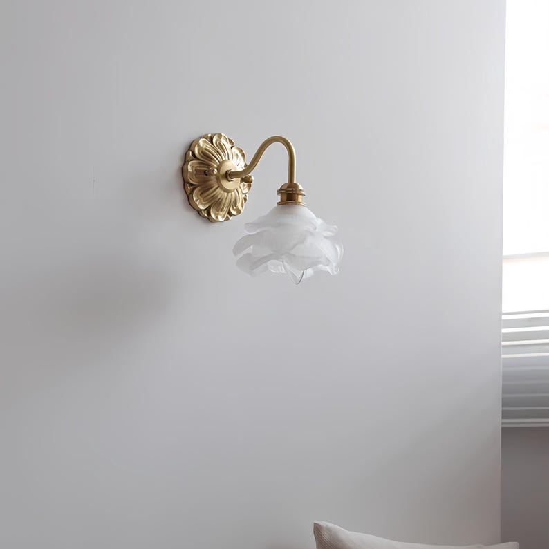 Applique murale fleur en verre blanc et laiton antique, verre blanc laiteux