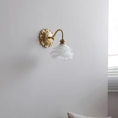 Applique murale fleur en verre blanc et laiton antique, verre blanc laiteux