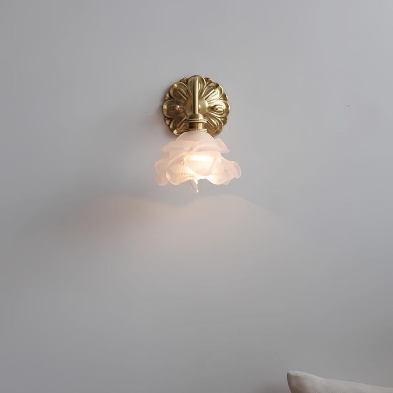 Applique murale fleur en verre blanc et laiton antique, verre blanc laiteux