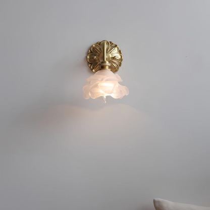 Applique murale fleur en verre blanc et laiton antique, verre blanc laiteux