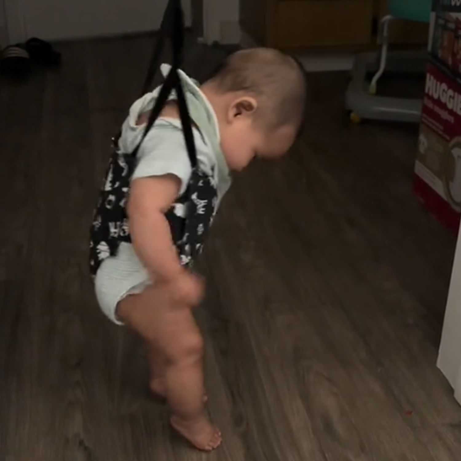 Baby bouncer with door frame clip