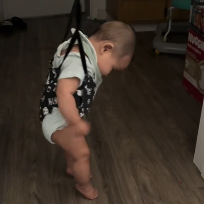 Baby bouncer with door frame clip