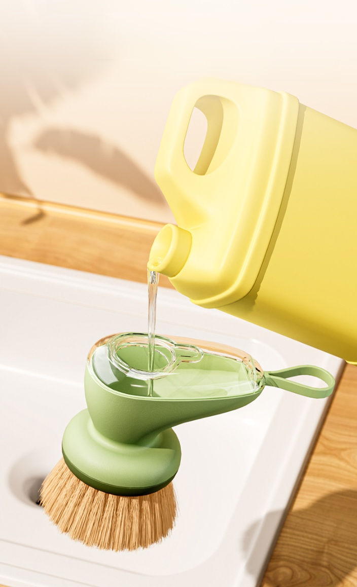 Topfbürste in der Hand beim Reinigen von Pfannen