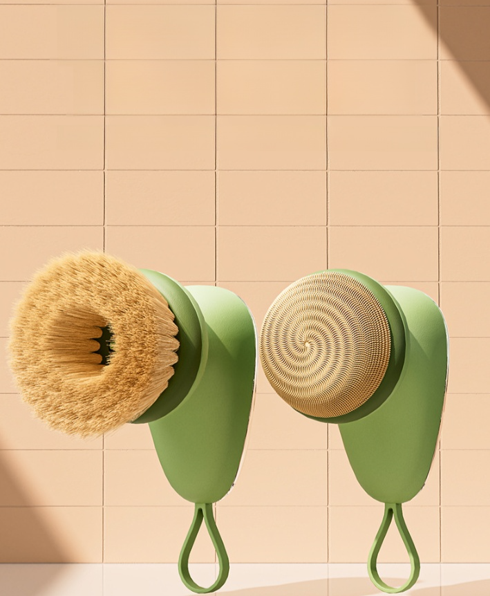 Topfbürste mit integriertem Flüssigkeitsbehälter beim Spülen von Geschirr