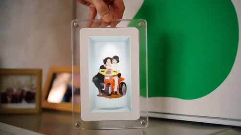 Holographic Photo & Video Frame Bring Your Favorite Memories to Life
