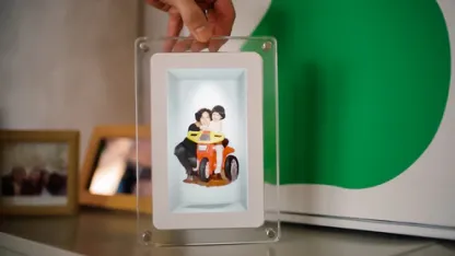 Holographic Photo & Video Frame Bring Your Favorite Memories to Life