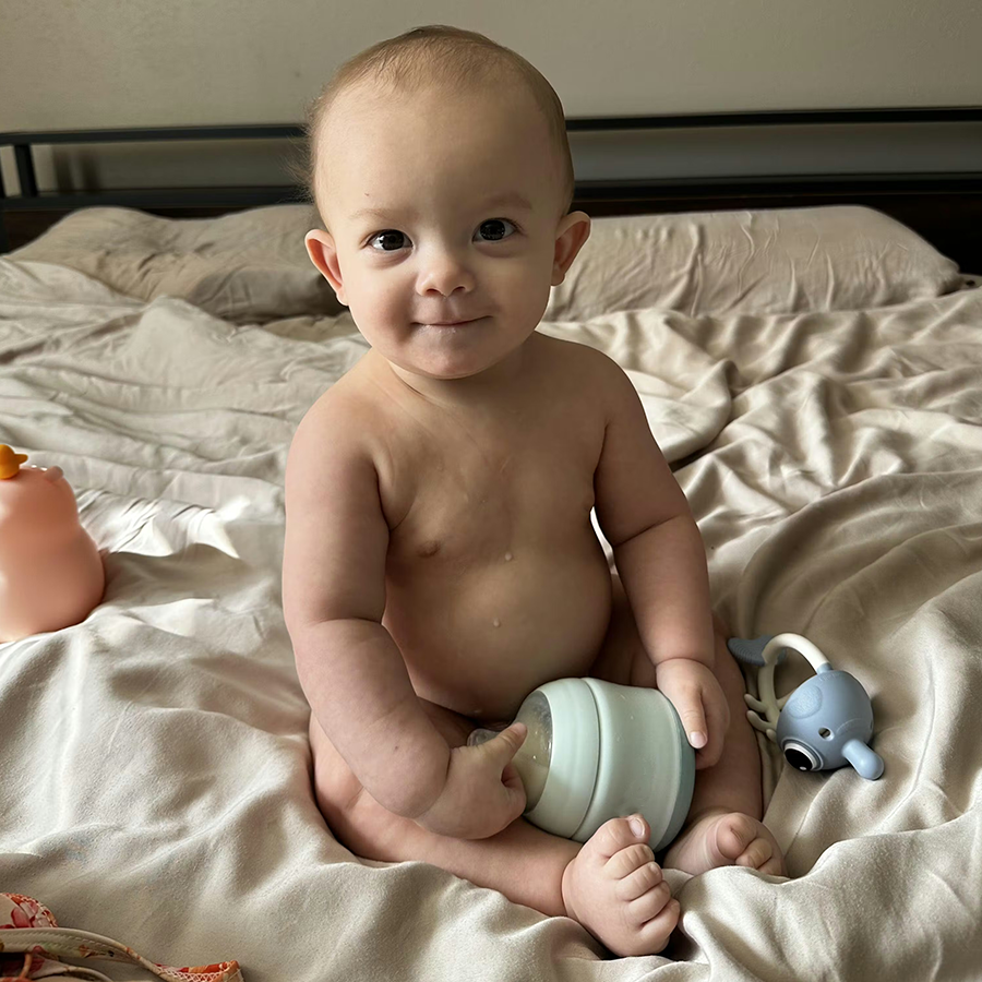 Hands-free anti-colic baby bottle