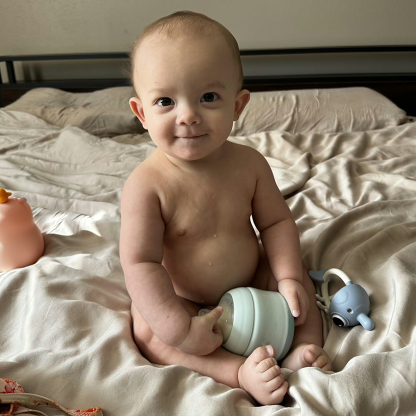 Hands-free anti-colic baby bottle