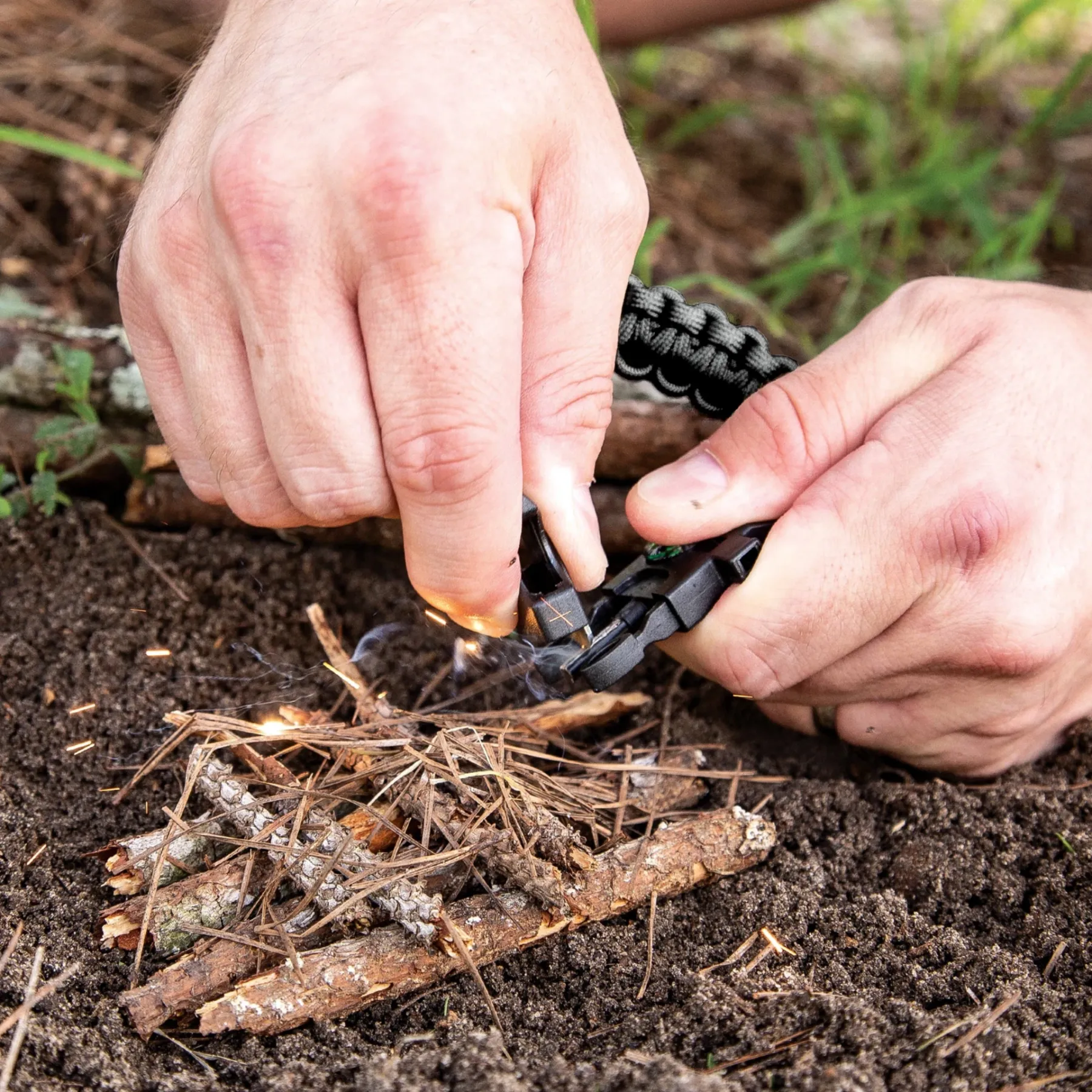 Multi-Function Paracord Bracelet – Fire Starter, Emergency Whistle, Compass, Survival Gear
