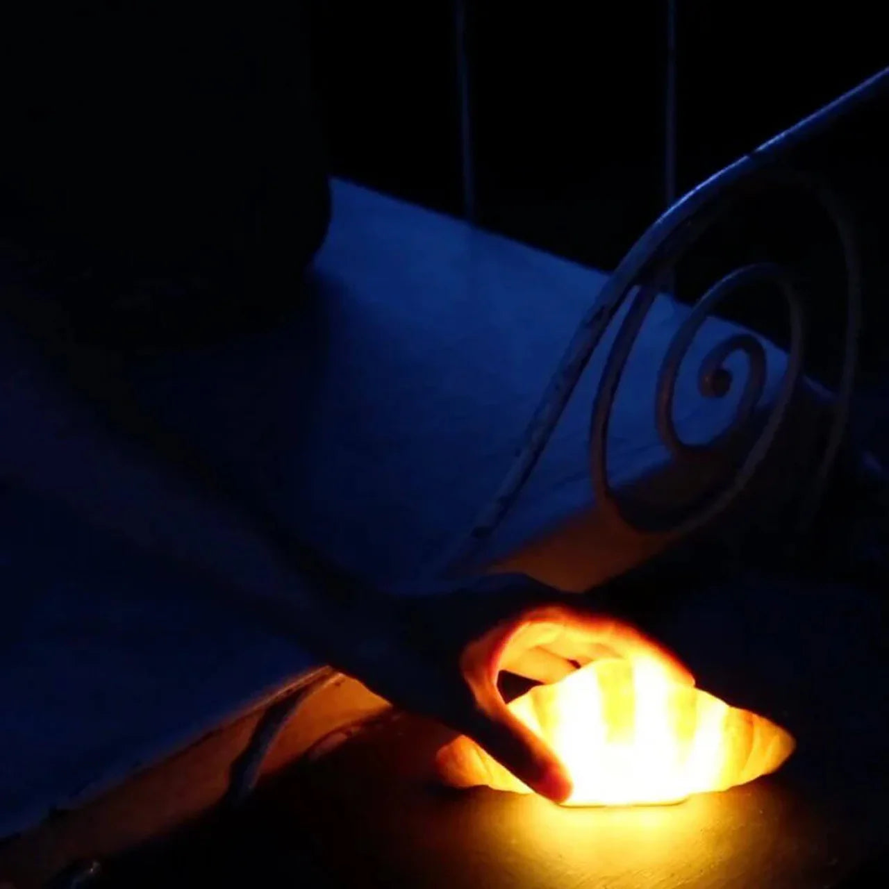 Realistic Bread-Shaped Ambient Light