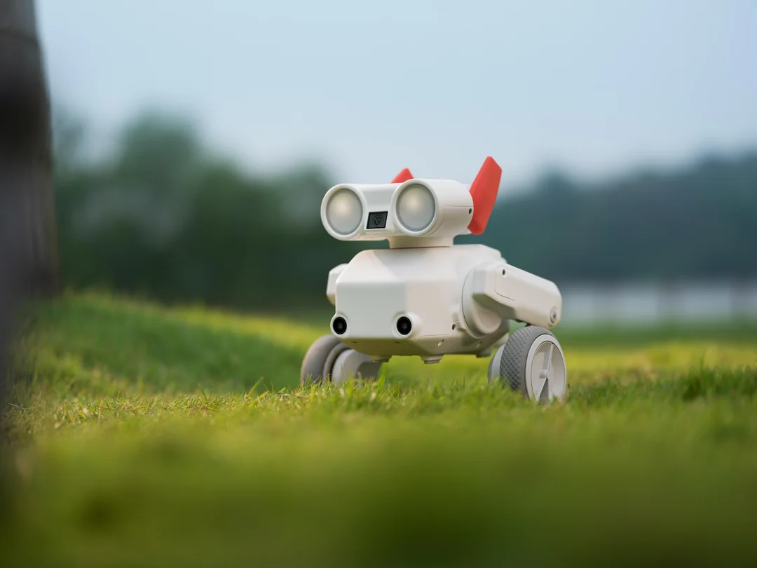Smart Follow Robot Camera for Travel Sports and Content Creation