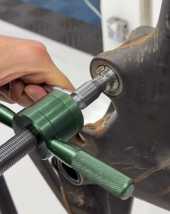 Bike Bearing Extractor Set with Multiple Expansion Adapters