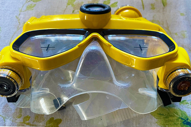 5-megapixel underwater digital camera mask