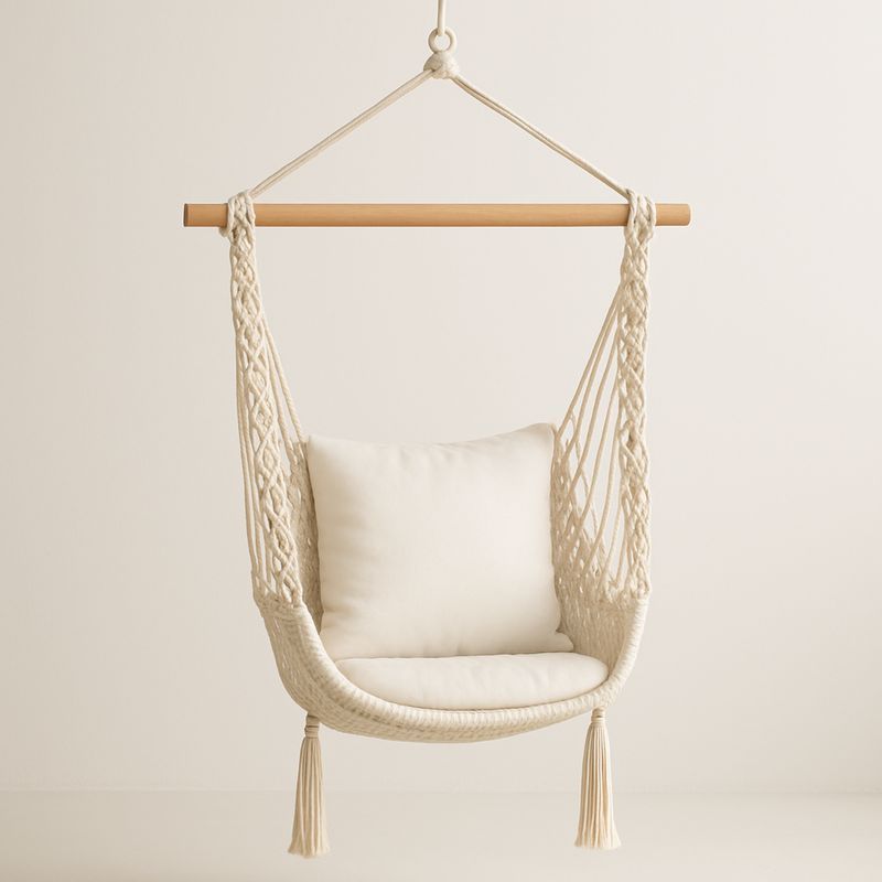 Hengestol i makramé av bomull med trestang kremfarge-Decohogarvida