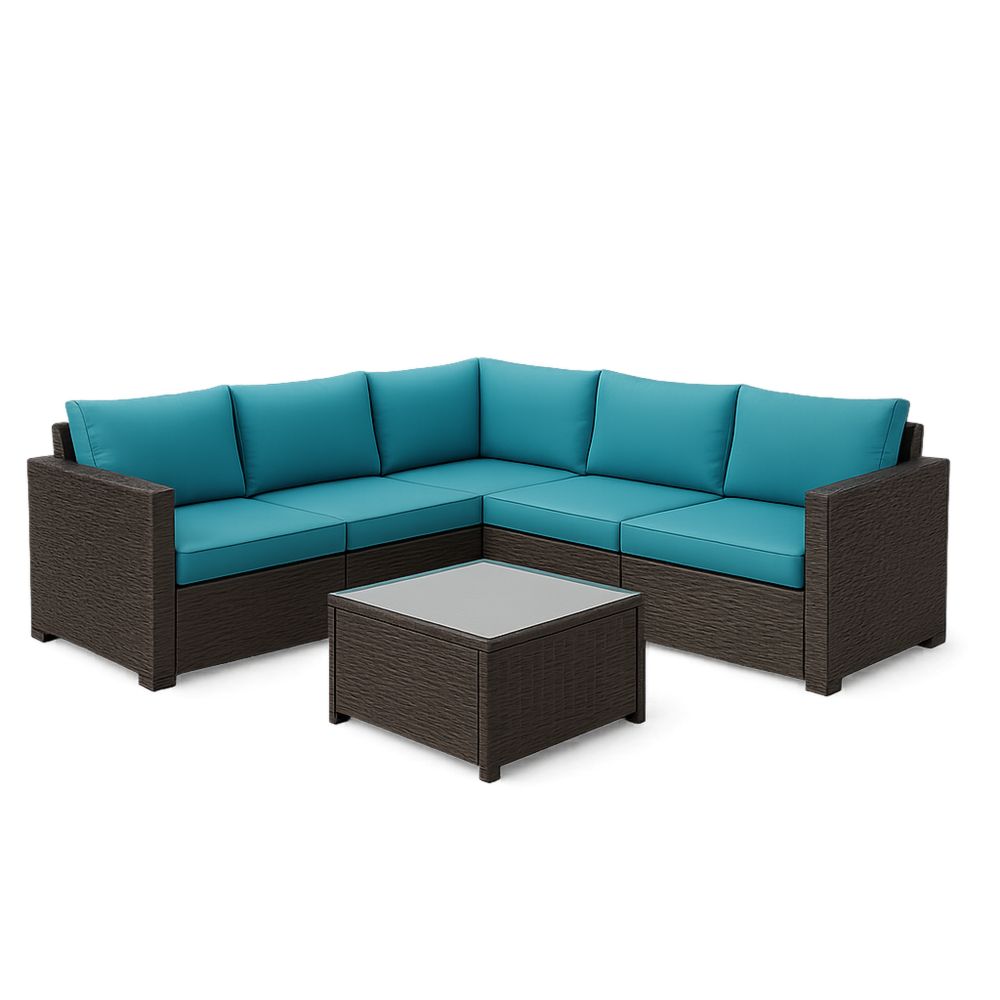 Hjørnesofa i rotting med blå puter og bord