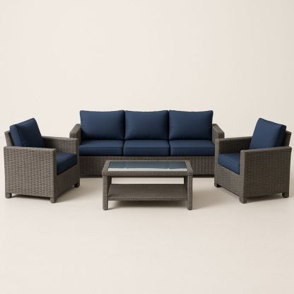 Utesofasett i rotting med blå puter og glassbord