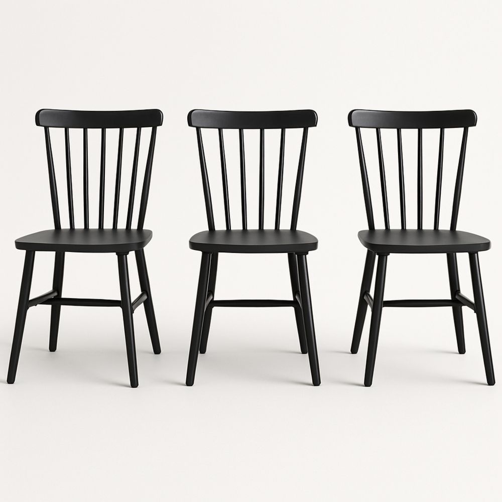 Sett med 3 svarte trestoler