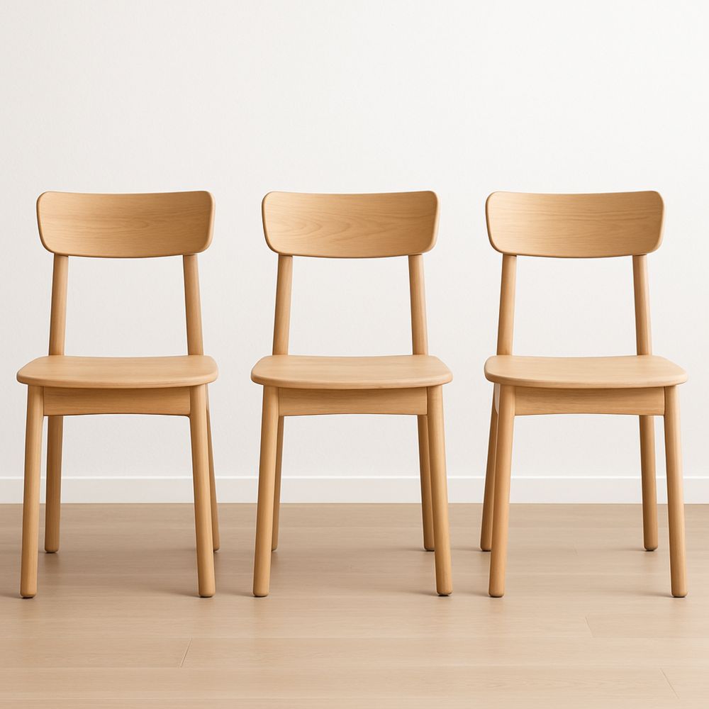 Sett med tre spisestuestoler i lyst tre