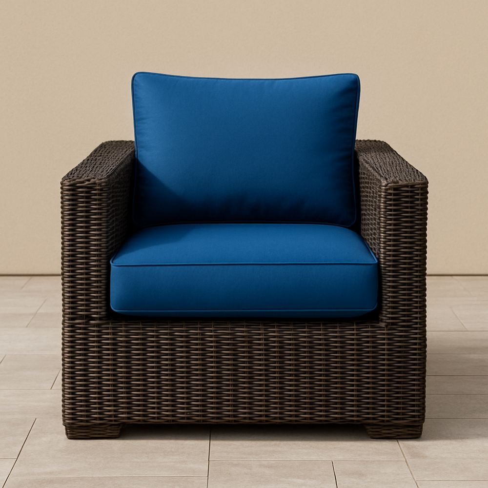 Utendørs lenestol i kunstrotting med blå polyesterputer