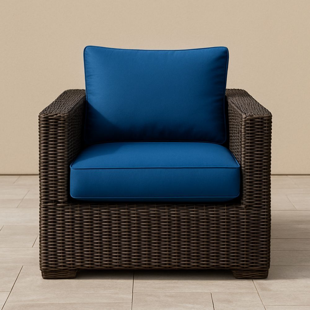 Utendørs lenestol i kunstrotting med blå polyesterputer