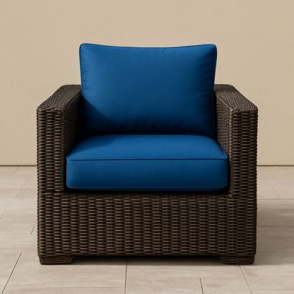 Utendørs lenestol i kunstrotting med blå polyesterputer