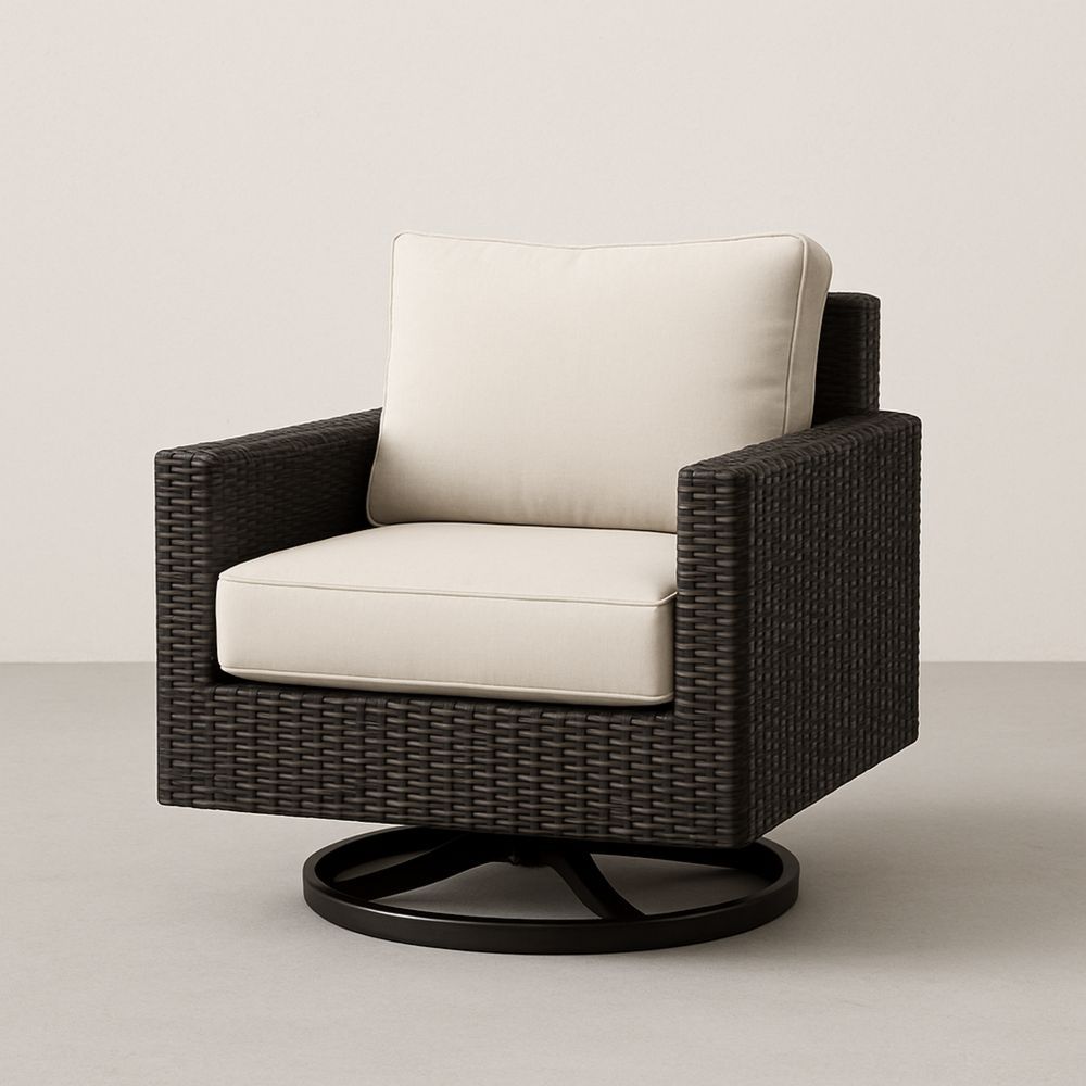 Roterende stol i flettet rotting med beige polyesterputer