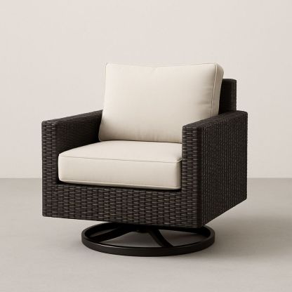 Roterende stol i flettet rotting med beige polyesterputer