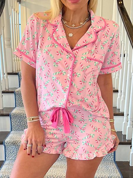 2 pieces of ladies' Christmas cane candy printed short sleeved shorts sleepwear set with buttons, collars, bows, suitable for comfortable and casual home wear in all seasons 2 pieces of ladies' Christmas cane candy printed short sleeved shorts sleepwear set with buttons, collars, bows, suitable for comfortable and casual home wear in all seasons