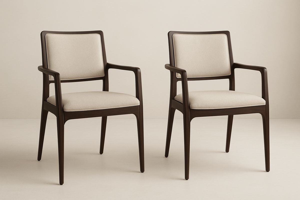 Sett av to stoler i tre med polyester trekk