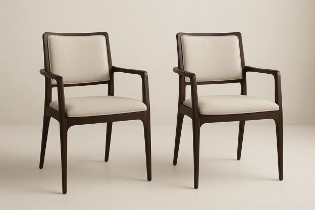 Sett av to stoler i tre med polyester trekk