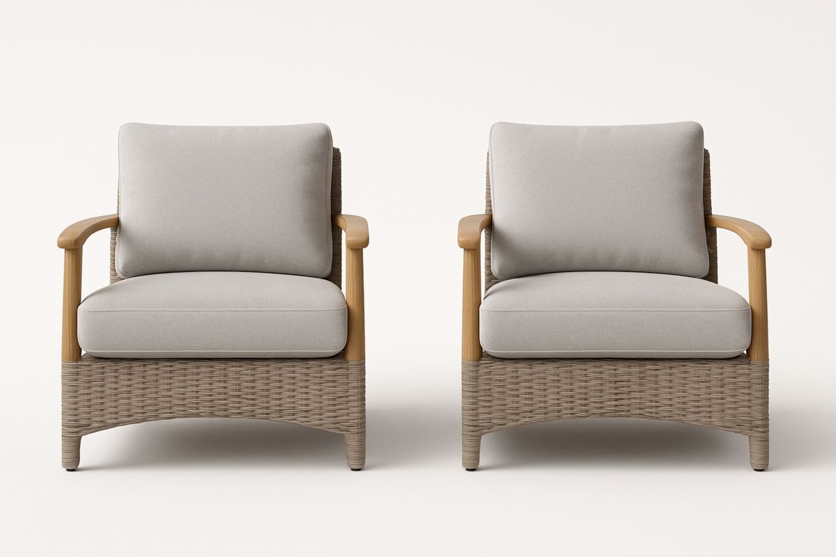 2 rottingstoler med trearmlener polstret i lysegrå tekstil